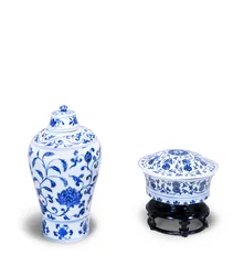 Bol couvert bleu et blanc, décoré de volutes de lotus et de 8 emblèmes bouddhistes, portant la marque de Yuande; Meiping bleu et blanc avec couvercle, décoré de lotus et de plantes aquatiques, période Yung-lo